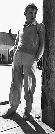 James Dean (1931-1955) in der Rolle des Cal in "Jenseits von Eden", dem vielfach ausgezeichneten Film von Elia Kazan nach dem gleichnamigen Roman von John Steinbeck (Archivfoto von 1955). Es war Deans erste Filmrolle, die ihn praktisch über Nacht zum Weltstar machte.