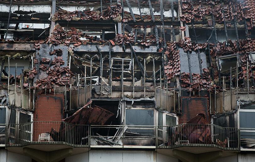 Die Bilder vom Morgen: Aus den oberen Stockwerken eines Bochumer Krankenhauses schlugen hohe Flammen - 165 Feuerwehrleute bekämpften das Feuer.