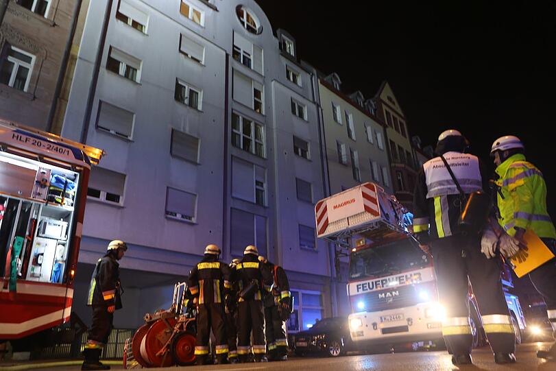 Die Feuerwehr fand in einem Bordell in Nürnberg eine tote Frau - die Bilder vom Einsatz.