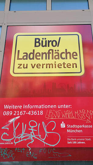 Müllerstraße 27-29: Noch wirbt ein Plakat für Nachmieter, laut Sparkasse ist es aber schon für Büros vermietet.