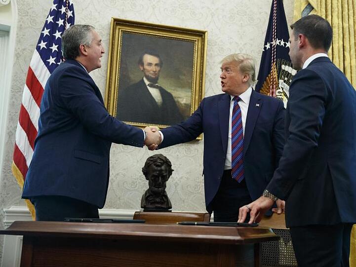 US-Präsident Donald Trump schüttelt die Hand von Enrique Degenhart, Innenminister von Guatemala.