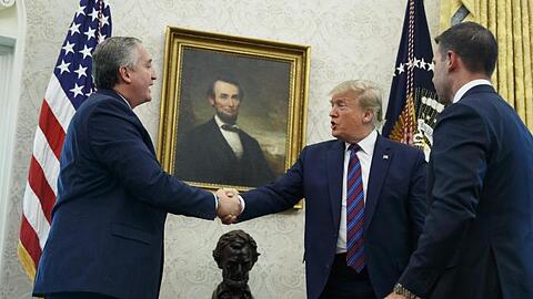 US-Präsident Donald Trump schüttelt die Hand von Enrique Degenhart, Innenminister von Guatemala.