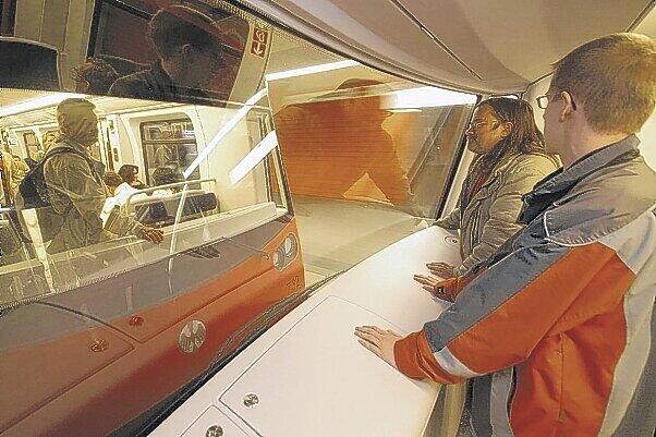 Selbst im Schülerverkehr, wenn die meisten Fahrgäste transportiert werden müssen, hat die U 3 ihren Härtetest bestanden.Foto: B. Meyer