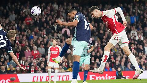 Kai Havertz (r) köpfte Arsenal gegen Brentford spät zum Sieg.