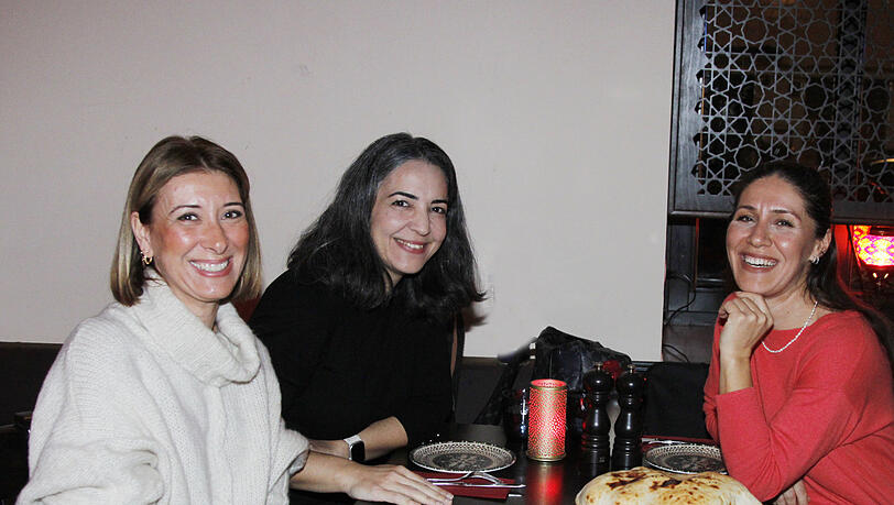 Aysem Yücel (49/l.), Ipek Kul (43) und Ebru Kaya Ayalp (39) organisieren das Netzwerk "Münchner Migrantenmütter". 2017 gründete Kul die Initiative mit noch einer anderen Frau, sieben Jahre später haben sie 2400 Mitglieder.