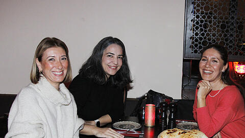 Aysem Yücel (49/l.), Ipek Kul (43) und Ebru Kaya Ayalp (39) organisieren das Netzwerk "Münchner Migrantenmütter". 2017 gründete Kul die Initiative mit noch einer anderen Frau, sieben Jahre später haben sie 2400 Mitglieder.