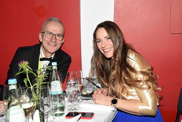 Reinhold Hoffmann komponierte die Lieder zu „Die Bibel in Reimen“. Hier mit Ursula Lorenz bei der Narrhalla Soiree. Reinhold Hoffmann komponierte die Lieder zu „Die Bibel in Reimen“. Hier mit Ursula Lorenz bei der Narrhalla Soiree.