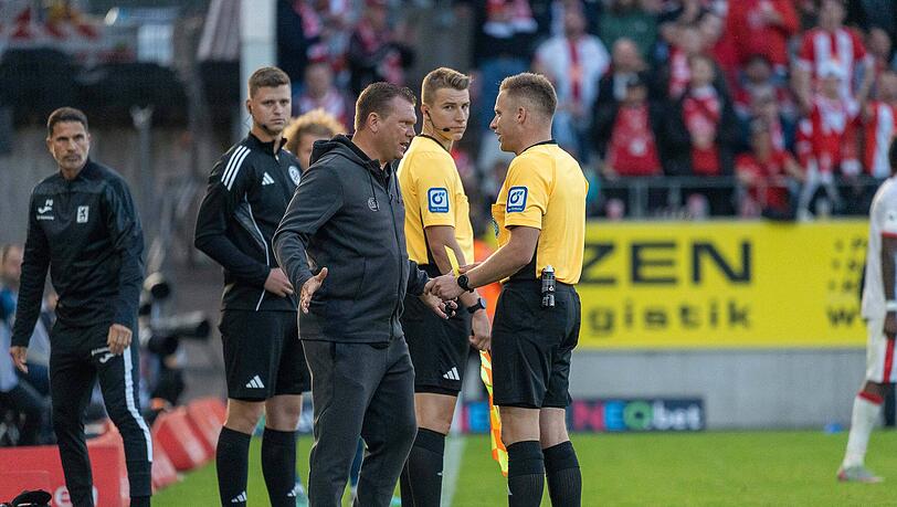 War mit dem Treffer von Florian Niederlechner nicht ganz einverstanden: RWE-Trainer Uwe Koschinat. War mit dem Treffer von Florian Niederlechner nicht ganz einverstanden: RWE-Trainer Uwe Koschinat.
