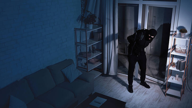 Profis benötigen oft nur wenige Minuten, um in eine Wohnung oder ein Haus einzusteigen. Vor allem jetzt in der dunklen Jahreszeit steigt die Zahl der Dämmerungseinbrüche erfahrungsgemäß stark an. (Symbolbild) Profis benötigen oft nur wenige Minuten, um in eine Wohnung oder ein Haus einzusteigen. Vor allem jetzt in der dunklen Jahreszeit steigt die Zahl der Dämmerungseinbrüche erfahrungsgemäß stark an. (Symbolbild)