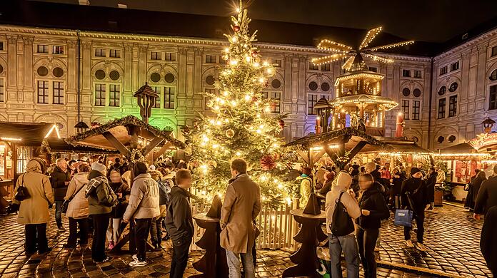 Der Weihnachtsbaum auf dem Weihnachtsmarkt im Innenhof der Münchner Residenz würde es ohne die Familie Wittelsbach wohl nicht geben. Der Weihnachtsbaum auf dem Weihnachtsmarkt im Innenhof der Münchner Residenz würde es ohne die Familie Wittelsbach wohl nicht geben.