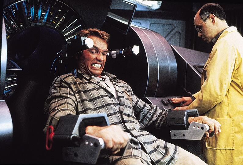 Ein Techniker (Frank Kopyc) implantiert falsche Erinnerungen in Dougs (Arnold Schwarzenegger, links) Ged&auml;chtnis.