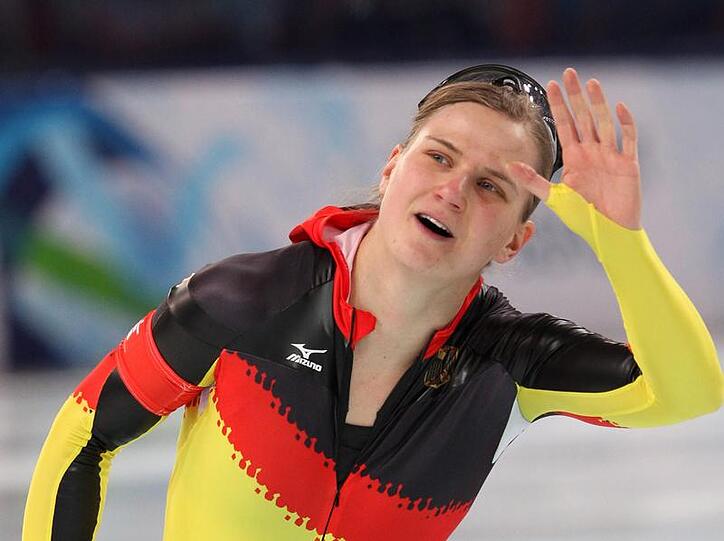 Nach dem gewinn der Silbermedaille winkt Jenny Wolf ins Publikum.