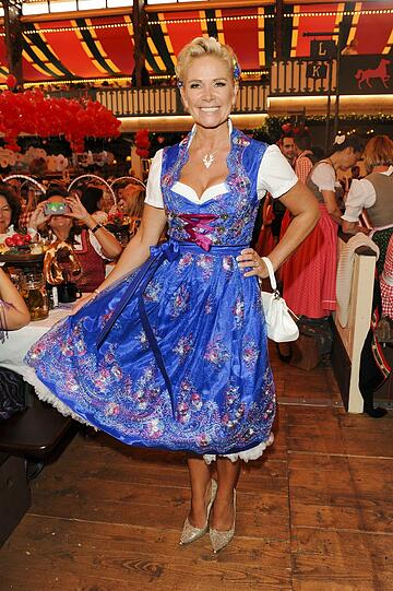 Outfit Nr. 4: Zur Damen-Wiesn von Regine Sixt am Montag kommt Claudia Effenberg in Blau.