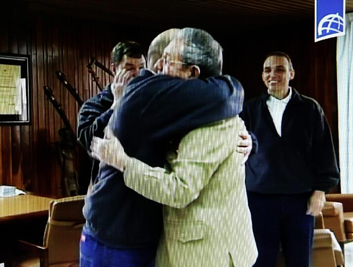 Der kubanische Präsident Raul Castro begrüßt am Donnerstag die drei von den USA frei gelassenen kubanischen Agenten Gerardo Hernandez, Antonio Guerrero and Ramon Labanino (v.l.)