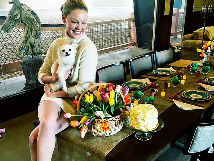 Katherine Heigl richtet ihr Outfit nach ihrem Hund