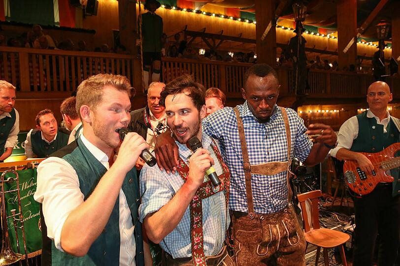 Neureuther und Bolt singen im Schützenzelt.