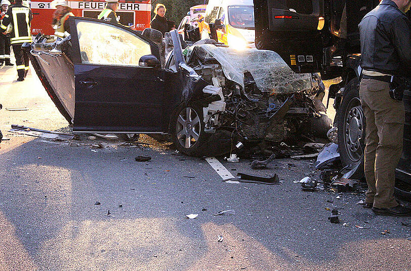 Bei dem Crash wurde der VW Touran komplett zerstört. Die Bilder von der Unfallstelle.