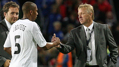 Horst Hrubesch (rechts) und Jérôme Boateng bei der U21-Europameisterschaft 2009 - nach dem 1:1 gegen England.