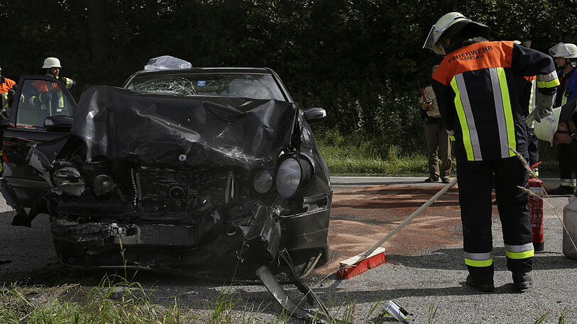 Beide Autos sind stark demoliert - die Front jeweils komplett zerstört. Die Bilder vom Unfall auf der B12.