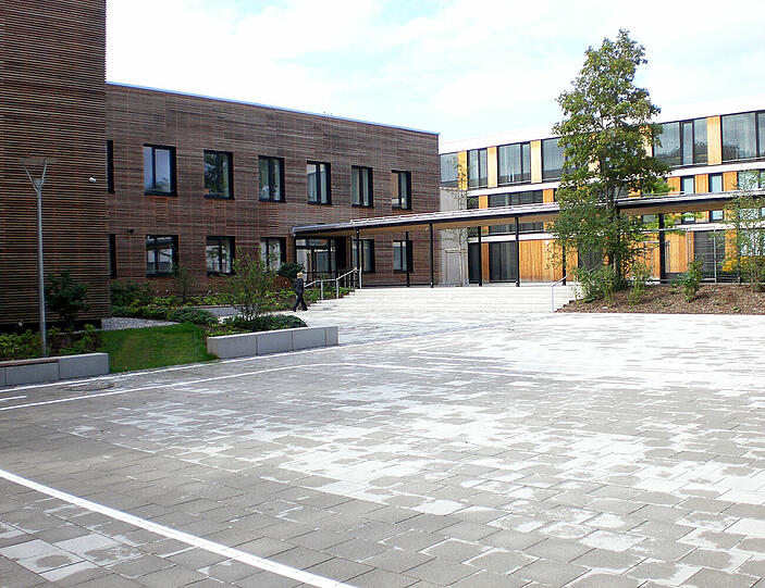 Die Grundschule an der Manzostraße.