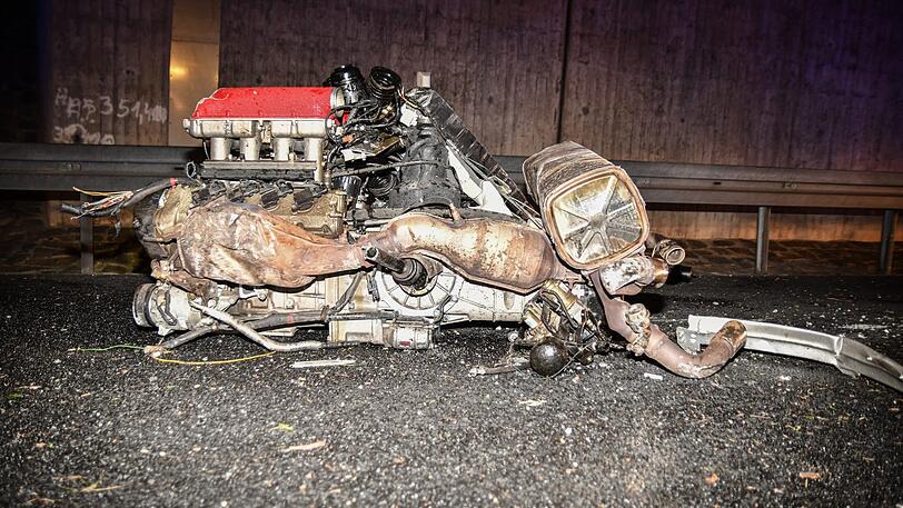Bei dem schweren Unfall wurde der Motorblock aus dem Ferrari gerissen.