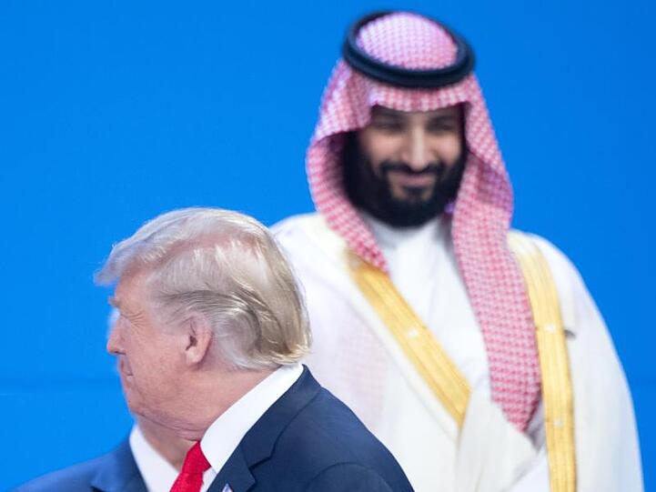 Heikle Begegnung: Donald Trump läuft beim G20-Gipfel am lächelnden saudischen Kronprinzen Mohammed bin Salman vorbei.