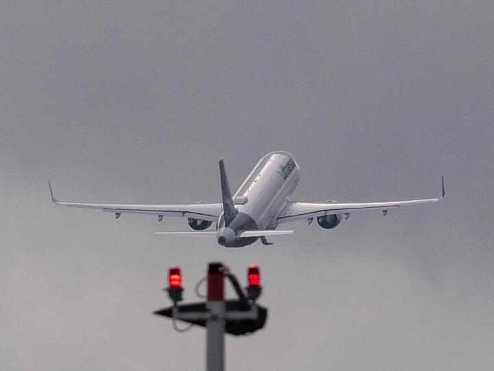 Eine Passagiermaschine der Lufthansa startet auf dem Flughafen. Foto: Boris Roessler/dpa