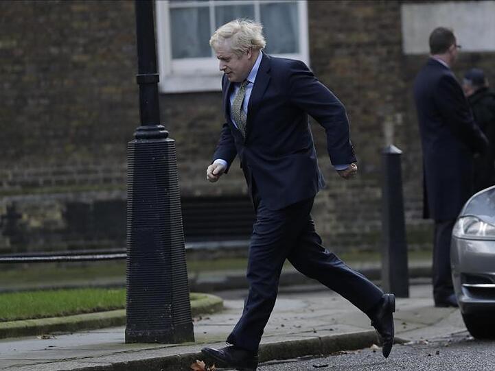 Im Laufschritt: Boris Johnson ist nach seiner Rückkehr aus dem Buckingham Palace auf dem Weg zurück in die 10 Downing Street.