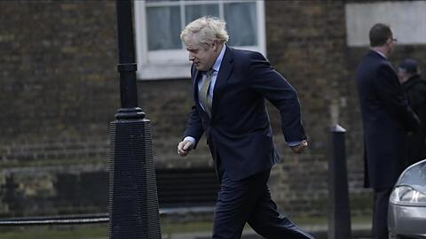 Im Laufschritt: Boris Johnson ist nach seiner Rückkehr aus dem Buckingham Palace auf dem Weg zurück in die 10 Downing Street.