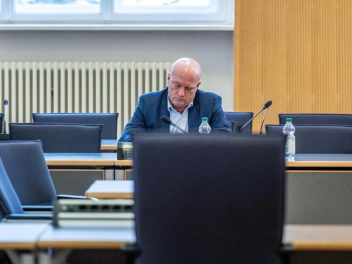 Joachim Wolbergs sitzt im Verhandlungssaal im Landgericht. Foto: Armin Weigel/dpa/Archivbild