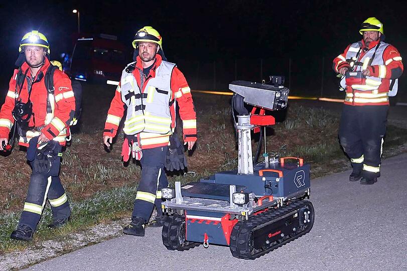 Insgesamt waren über 150 Einsatzkräfte vor Ort.  Am Ende stürzte die Holzhalle vollständig ein.