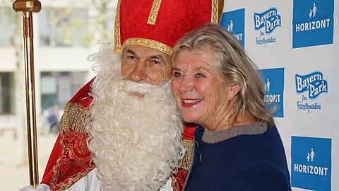 Ein ehemaliger FC-Bayern-Star überrascht Jutta Speidel als Nikolaus.