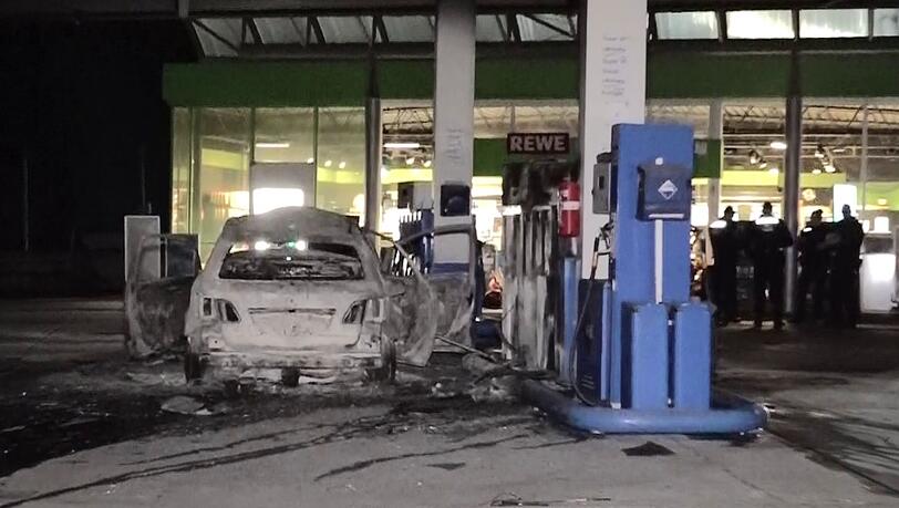 Die Feuerwehr verhinderte, dass das Feuer auf die Zapfsäulen überschlug.