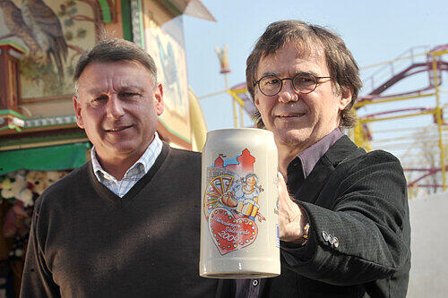 Stolz auf &bdquo;seinen&ldquo; Krug: Wolfgang Lanak (rechts), der Gewinner des Motiv-Wettbewerbs, mit Rudolf Bergmann vom Schaustellerverband.