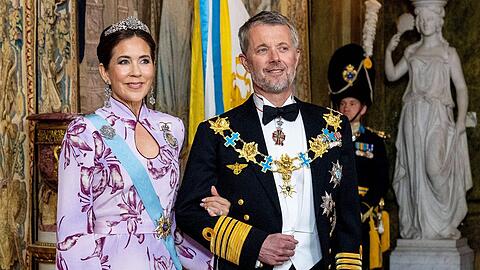 K&ouml;nigin Mary und K&ouml;nig Frederik, hier bei den Feierlichkeiten zu K&ouml;nig Carl Gustafs 80. Geburtstag, befinden sich aktuell in Marys Heimatstadt in Australien.