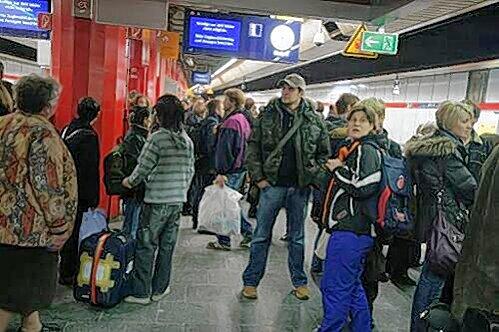 Da hilft nur Geduld: Wartende S-Bahngäste am Hauptbahnhof.