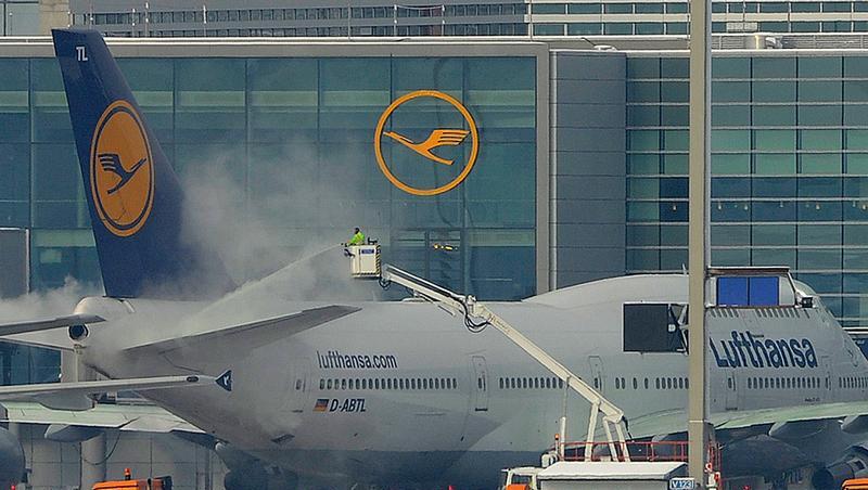 An den Flughäfen wird das Enteisungsmittel knapp An den Flughäfen wird das Enteisungsmittel knapp
