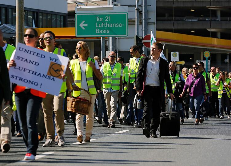 So streiken die Lufthansa-Mitarbeiter. Seit Dienstag herrscht Ausnahmezustand an den deutschen Großflughäfen.