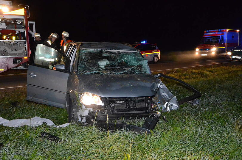 Überholmanöver zum falschen Moment: Zwei Autos krachen frontal ineinander, die beiden Fahrer sind verletzt.