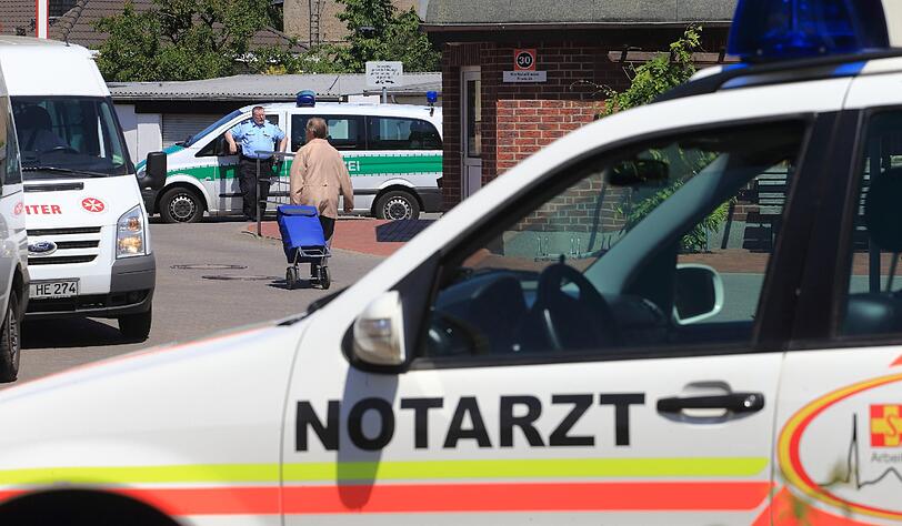 Das Gelände der Pfeifferschen Stiftungen in Magdeburg (Sachsen-Anhalt) musste am Freitag evakuiert werden. Mehrere Hundert Pflegebedürftige und Kranke aus dem ostelbischen Krankenhaus werden vor dem Elbe-Hochwasser in Sicherheit gebracht. In Magdeburg steigt das Hochwasser der Elbe deutlich schneller und vermutlich höher als erwartet.