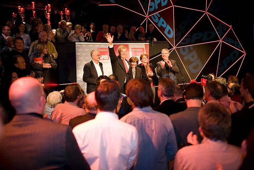 Schließlich geht es für Dieter Reiter bei der SPD-Wahlparty auf die Bühne.