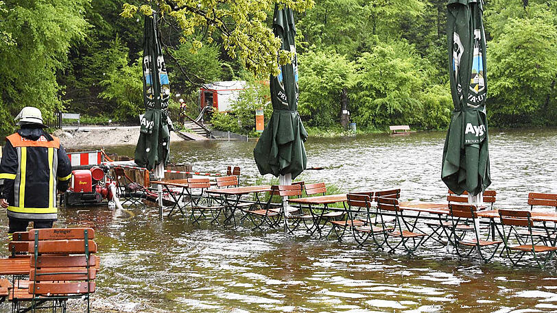 Hochwasser am Deininger Weiher: Feuerwehrleute mussten die Wassermassen abpumpen.