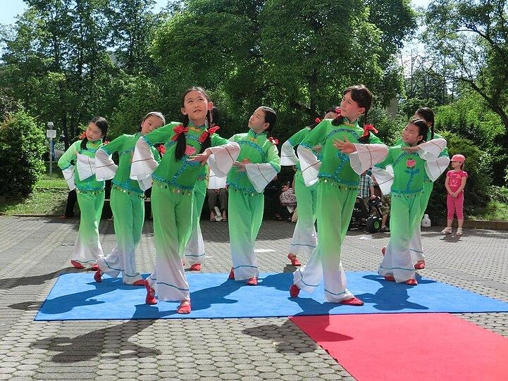 Eine chinesische Tanzgruppe trat bei dem Fest auf.