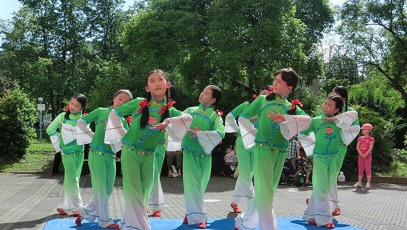Eine chinesische Tanzgruppe trat bei dem Fest auf. Eine chinesische Tanzgruppe trat bei dem Fest auf.
