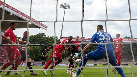 Anthony Ujah (M) erzielt das 1:0 für Union Berlin vorbei an Torwart Florian Kastenmeier von Fortuna Düsseldorf.