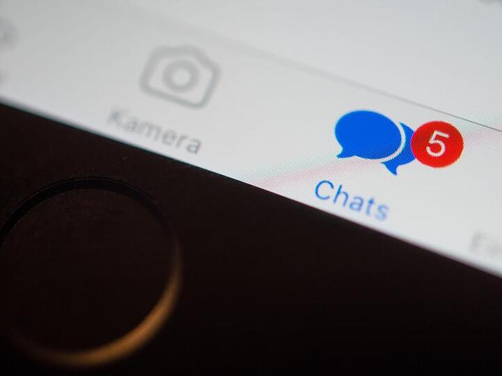 Wegen der Verwendung verfassungsfeindlicher Symbole und der Verbreitung von Pornografie im Chat einer Schulklasse ermittelt die Polizei. Symbolbild: Lino Mirgeler