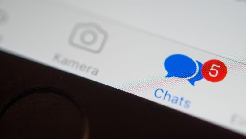 Wegen der Verwendung verfassungsfeindlicher Symbole und der Verbreitung von Pornografie im Chat einer Schulklasse ermittelt die Polizei. Symbolbild: Lino Mirgeler Wegen der Verwendung verfassungsfeindlicher Symbole und der Verbreitung von Pornografie im Chat einer Schulklasse ermittelt die Polizei. Symbolbild: Lino Mirgeler