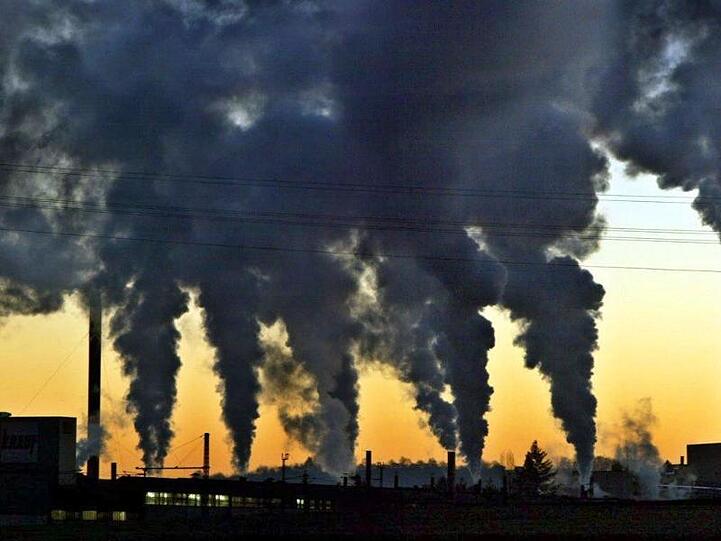 "Es wäre schlimm, wenn der Klimaschutz über den Kampf gegen das Virus zurückgestellt würde", sagt Gerhard Adrian, Präsident des Deutschen Wetterdienstes.