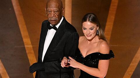 Morgan Freeman mit Margot Robbie und dem Handschuh auf der Oscarbühne.