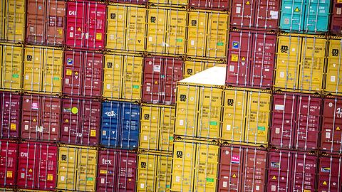 Zahlreiche Container stehen auf dem Hafengelände von Eurogate in Bremerhaven.